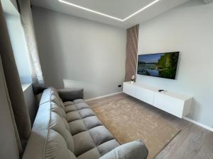 Televiisor ja/või meelelahutuskeskus majutusasutuses Noah Apartment Self Check-in Otopeni #2