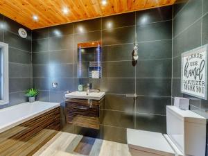 ein Badezimmer mit Badewanne und Waschbecken in der Unterkunft 3 Bed in Great Ayton 90427 in Great Ayton + 21 Fotos