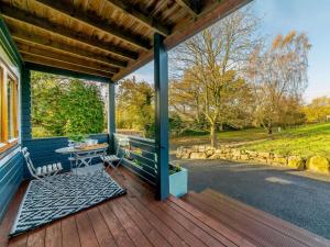 eine Veranda eines blauen Hauses mit einem Tisch in der Unterkunft 3 Bed in Great Ayton 90427 in Great Ayton