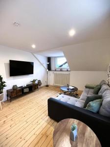 TV a/nebo společenská místnost v ubytování Ferienwohnung 'Moselzauber' + 16 fotografií