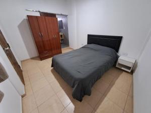 une chambre avec un lit et une armoire en bois dans l'établissement Lavalle dpto 4, à Argentina