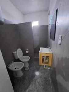 une salle de bain avec toilettes et lavabo dans l'établissement Lavalle dpto 4, à Argentina