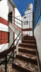 un escalier menant à un bâtiment avec un dôme dans l'établissement Lavalle dpto 4, à Argentina