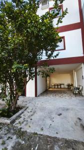 - un bâtiment avec des chaises et un arbre dans la cour dans l'établissement Lavalle dpto 4, à Argentina