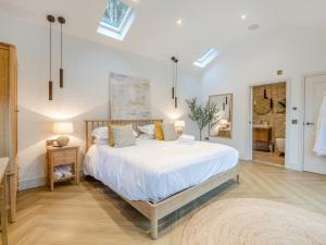 een slaapkamer met een groot bed met witte lakens bij 3 Bed in Great Ayton 95777 in Great Ayton