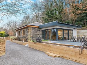 een huis met een bakstenen muur en een patio bij 3 Bed in Great Ayton 95777 in Great Ayton