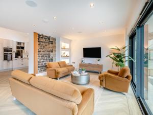 een woonkamer met twee banken en een tv bij 3 Bed in Great Ayton 95777 in Great Ayton