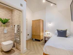 een badkamer met een bed en een toilet in een kamer bij 3 Bed in Great Ayton 95777 in Great Ayton +32 foto's