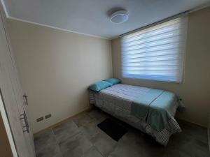 Un dormitorio pequeño con una cama y una ventana. en comfortable, pleasant and centrally located on the 1st floor, en Linares