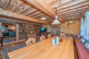 ein großes Esszimmer mit einem großen Holztisch in der Unterkunft Englburger Hof in Fürstenstein