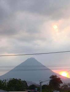 vue d'une pyramide au loin avec un coucher de soleil dans l'établissement Coral House Fortuna, à Tanque