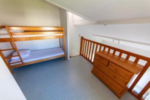 a bedroom with two bunk beds and a dresser at Résidence Belle Dune Blanche, maisons et appartements in Biscarrosse-Plage
