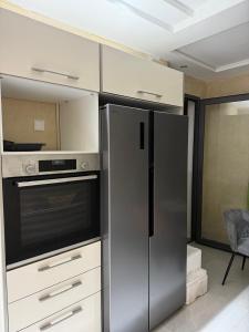 een keuken met een roestvrijstalen koelkast en een oven bij Luxury Suite Haut FOunty Golden Stay in Agadir