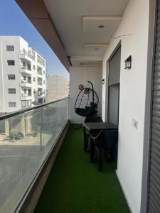 een balkon met een groene vloer en een schommel bij Luxury Suite Haut FOunty Golden Stay in Agadir