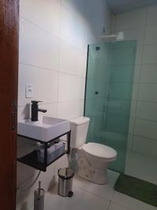 Un baño con inodoro, lavabo y ducha. en Vila Velho Chico, en Bom Jesus da Lapa