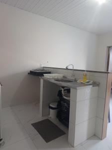Una cocina con encimera y fregadero en una habitación. en Vila Velho Chico, en Bom Jesus da Lapa