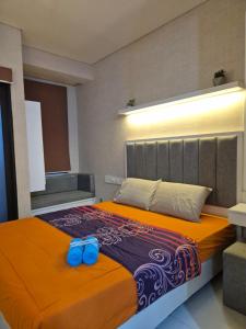 Postel nebo postele na pokoji v ubytování Apartemen Transpark Cibubur By Bestieroom + 14 fotografií