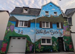 un mural en el lateral de una casa en Hostel Bad Salzig, en Boppard