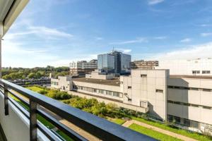 une vue d'une ville depuis un balcon dans l'établissement Stunning 1-Bed Apartment in Neuss, à Neuss
