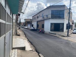 eine Straße mit einem Motorrad auf der Straßenseite in der Unterkunft At Suites in Maragogi + 8 Fotos