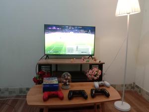 un salon avec une télévision et une table basse dans l'établissement Future house, à Ban Yang Pa Kha