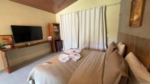 una camera da letto con un letto con un arco sopra di Chales da Kitanda Petit a Teresina