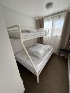 Giường trong phòng chung tại 82, Belle Aire, Hemsby - Two bed chalet, sleeps 5, bed linen and towels included - pet friendly