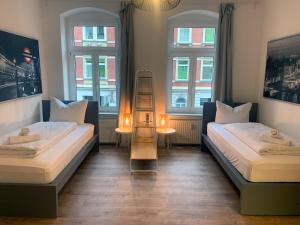 Un pat sau paturi într-o cameră la 6 Betten am Bahnhof der Kulturhauptstadt 2025