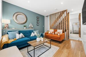 Χώρος καθιστικού στο 3-BR Luxe Cowes Cottage Harbour Views, Sleeps 6, with Private Garden - LONG TERM STAY SPECIAL OFFER AVAILABLE! - by Blue Puffin Stays