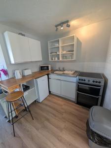 Nhà bếp/bếp nhỏ tại 82, Belle Aire, Hemsby - Two bed chalet, sleeps 5, bed linen and towels included - pet friendly