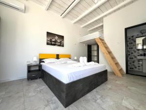 En eller flere senge i et værelse på Costinesti Greek Bungalows + 44 billeder