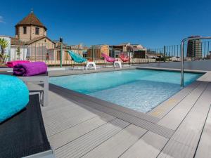 Bazén v ubytování Leonardo Hotel Barcelona Las Ramblas nebo v jeho okolí