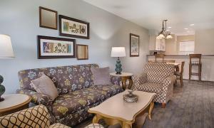 un salon avec un canapé et une table dans l'établissement WorldMark Branson, à Branson