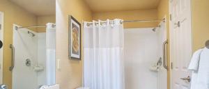 une salle de bain avec une douche et un rideau de douche blanc dans l'établissement WorldMark Branson, à Branson