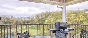 - un barbecue assis sur une table sur un balcon dans l'établissement WorldMark Branson, à Branson