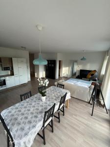 a living room with a table and a bed at Genieße Bad Gleichenberg direkt am Hauptplatz in Bad Gleichenberg +10 photos