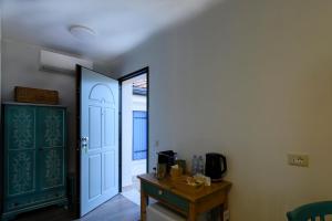 a room with a door and a table with a mirror at B&B Lilla All'Adige in Legnago