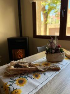 ArbancónにあるLa Posada del Puebloの植物のテーブルクロス付テーブル