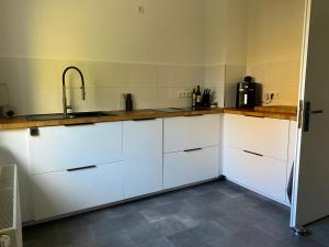 Η κουζίνα ή μικρή κουζίνα στο Peak Five Ride and Sleep +3 φωτογραφίες