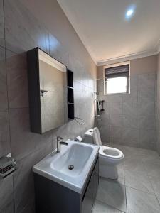 Koupelna v ubytování Rokans Pearl Kyanja