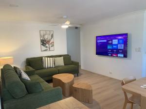 TV a/nebo společenská místnost v ubytování Fresh & fabulous 4 bedroom villa - walk to Curtin University