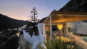 une maison avec vue sur la montagne dans l'établissement Cuevas Soluna en Solara, voor max 8 personen, à Níjar
