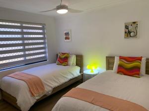 Postel nebo postele na pokoji v ubytování Fresh & fabulous 4 bedroom villa - walk to Curtin University