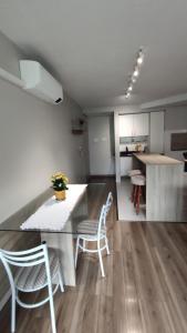 a kitchen and dining room with a table and chairs at Apartamento completo e com ar-condicionado in Bento Gonçalves