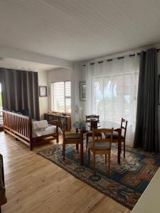 ブレントン・オン・シーにあるBrenton Bliss 3-Nのダイニングテーブルと椅子のあるリビングルーム