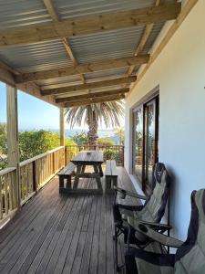 ブレントン・オン・シーにあるBrenton Bliss 3-Nの木製デッキ(ピクニックテーブル、椅子付)