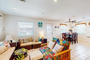 Posezení v ubytování Retreat Gulf Views Large Deck Family Fun