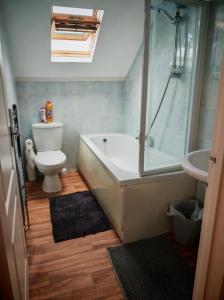 ウォラシーにあるMARLEY MANSIONS APARTMENT Clarendon FT3の浴槽、トイレ、洗面台を備えたバスルーム