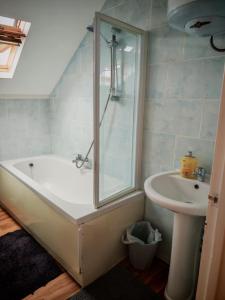 ウォラシーにあるMARLEY MANSIONS APARTMENT Clarendon FT3のバスタブと洗面台のあるバスルーム