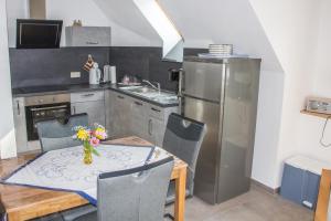 eine Küche mit einem Esstisch und einem Kühlschrank in der Unterkunft Apartment Tauberblick in Rothenburg ob der Tauber + 7 Fotos